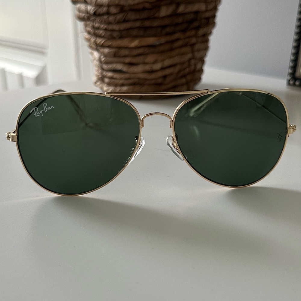 🌿 RAY-BAN Gold Frame Sunglasses.